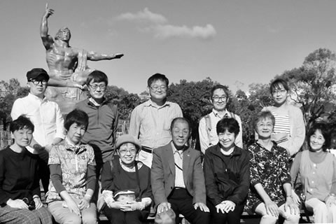 長崎平和公園、平和祈念像前での集合写真