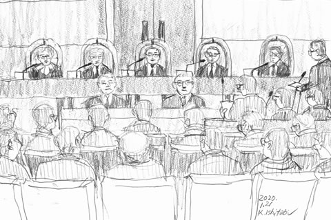 正面奥に着席する裁判官たち。その右に弁論台で話す人、手前側、画面下半分は傍聴席に座る傍聴者が描かれている。