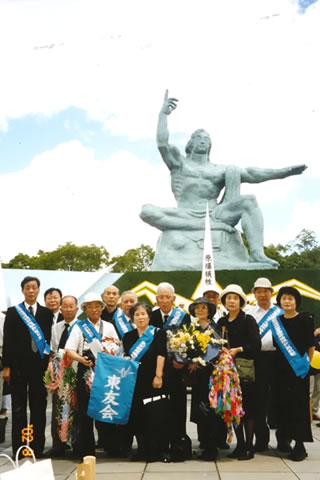 長崎平和祈念像を背景に並ぶ代表団。