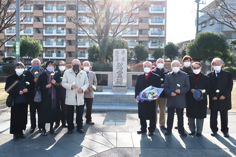 慰霊碑の手前に並んで立つ東京都原爆被害者協議会の役員ら。