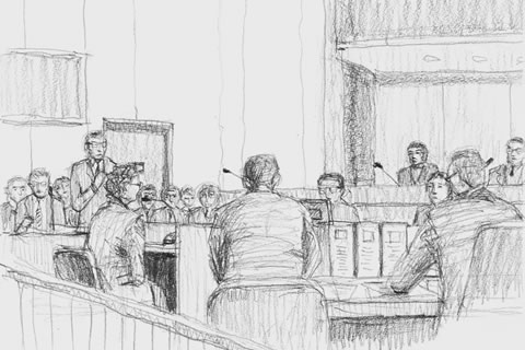 鉛筆によるスケッチ。右手奥に裁判官、手前は被告席側。左手奥の原告席側にマイクを持って立つ人が描かれている。原告代理人弁護士による質問の様子。