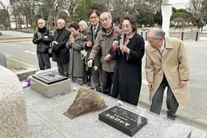 慰霊碑のにむかってならぶ、東京都原爆被害者協議会の役員ら。
