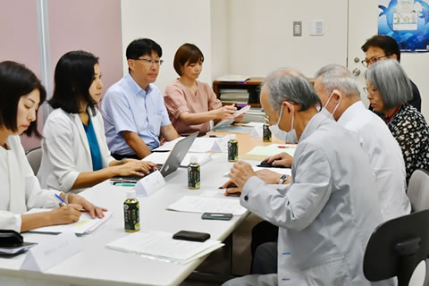 並べられた机に向かい合って座る議員らと東友会の参加者たち。