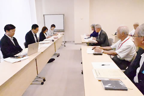 向かい合って並べられた机に座る議員らと東友会の参加者たち。