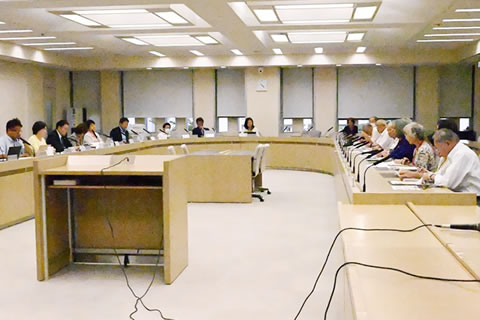 U字型に並べられた机の主に直線部分に、議員らと東友会の参加者が向かい合う形で着席している。