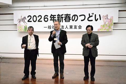 開場前方で参加者に向かって立つ弁護士3名。うち中央の1人がマイクを使って話している。