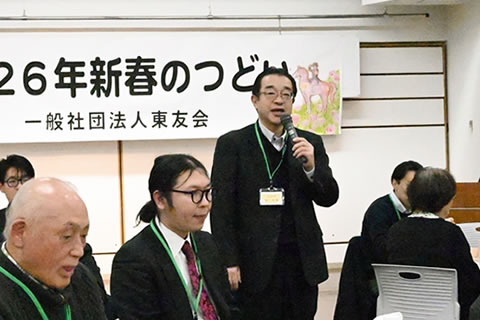 
 席で立った参加者のひとりが、マイクを使って話している。