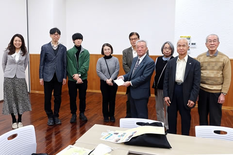 室内、カメラに向かって横に並ぶ、岩波書店労組のみなさん4名とと東友会役員ら5名。