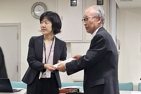 濱住治郎・日本被団協事務局長と髙橋裕子・原子爆弾被爆者援護対策室長が、要請書を一緒に持っている。