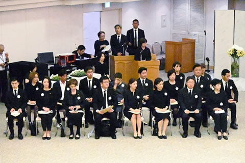 開場前方、一般の参列者と少し斜めに向き合う形で並べられた椅子に座る、都知事をはじめとした来賓者のみなさん。