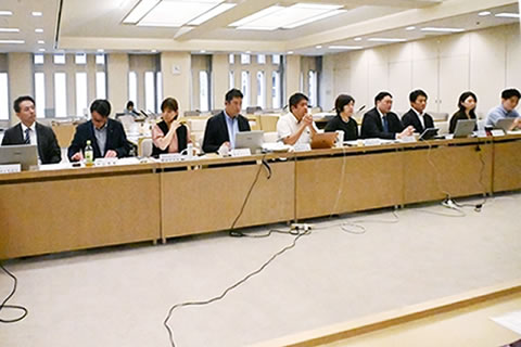 横一列に並べられた机に着席する議員ら10人。東友会の参加者は写っていない。