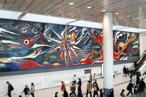 渋谷駅のビル内、通路の壁に展示された「明日の神話」