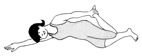 体の右側を下にして横向きに寝ている人のイラスト。右腕は頭の上のほうに伸ばし、左足はももを上げずにひざを後ろに曲げ、左手で左足をつかんでいる。
